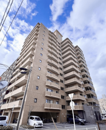 岡山市北区厚生町、マンションの外観画像です