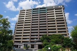 岡山市北区奉還町、マンションの外観画像です