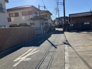 上尾市愛宕、マンションの前面道路を含む現地写真画像です