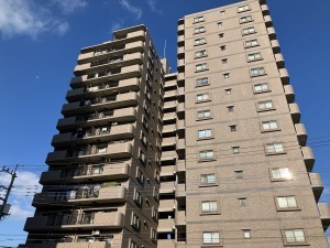 上尾市上町、マンションの外観画像です