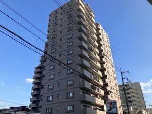 上尾市上町、マンションの外観画像です