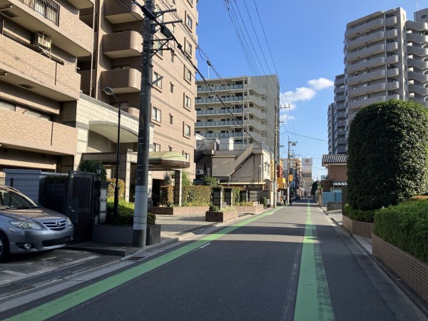 上尾市上町、マンションの前面道路を含む現地写真画像です