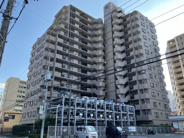 上尾市上町、マンションの外観画像です