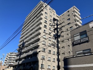 上尾市柏座、マンションの外観画像です