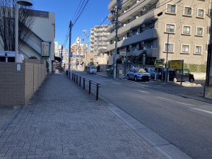 上尾市柏座、マンションの前面道路を含む現地写真画像です