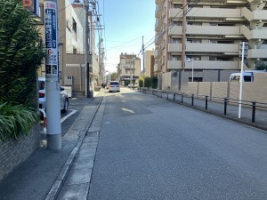 上尾市柏座、マンションの前面道路を含む現地写真画像です