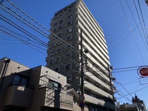 上尾市柏座、マンションの外観画像です