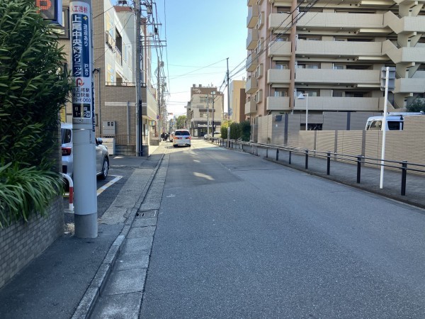 上尾市柏座、マンションの前面道路を含む現地写真画像です