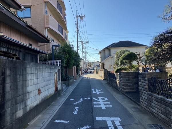 上尾市仲町、マンションの前面道路を含む現地写真画像です