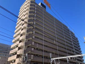 上尾市柏座、マンションの外観画像です