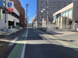 上尾市柏座、マンションの前面道路を含む現地写真画像です