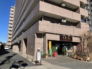 上尾市柏座、マンションの駐車場画像です