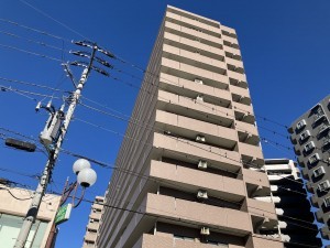 上尾市柏座、マンションの外観画像です