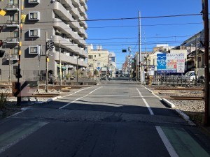 上尾市柏座、マンションの前面道路を含む現地写真画像です