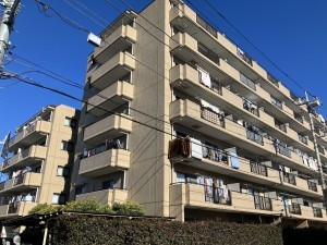 上尾市春日、マンションの外観画像です