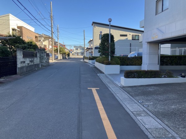 上尾市春日、マンションの前面道路を含む現地写真画像です