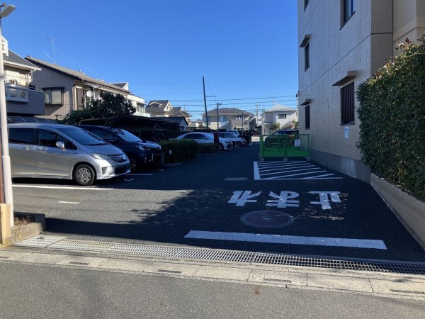 上尾市春日、マンションの駐車場画像です