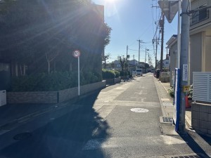 上尾市大字瓦葺、マンションの前面道路を含む現地写真画像です