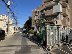 上尾市大字瓦葺、マンションの前面道路を含む現地写真画像です