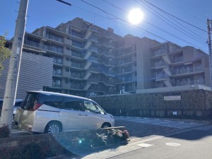 上尾市西宮下、マンションの駐車場画像です