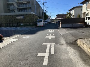 上尾市西宮下、マンションの前面道路を含む現地写真画像です