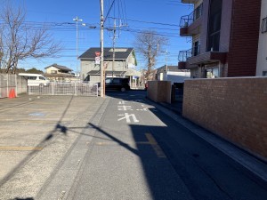 上尾市愛宕、マンションの前面道路を含む現地写真画像です