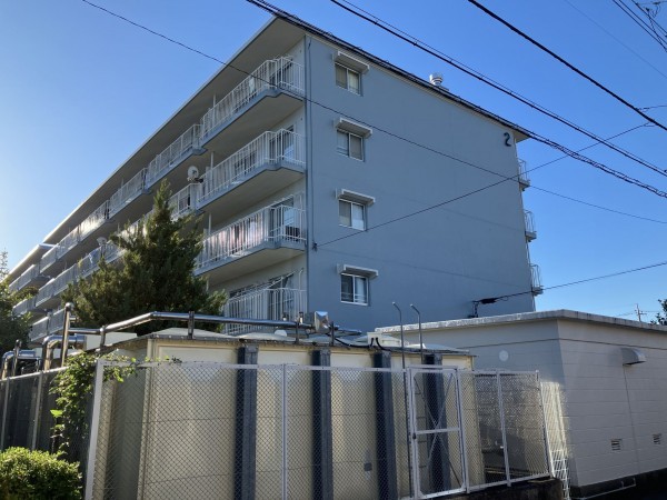 上尾市西宮下、マンションの外観画像です