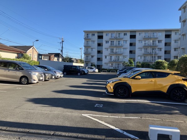 上尾市西宮下、マンションの駐車場画像です
