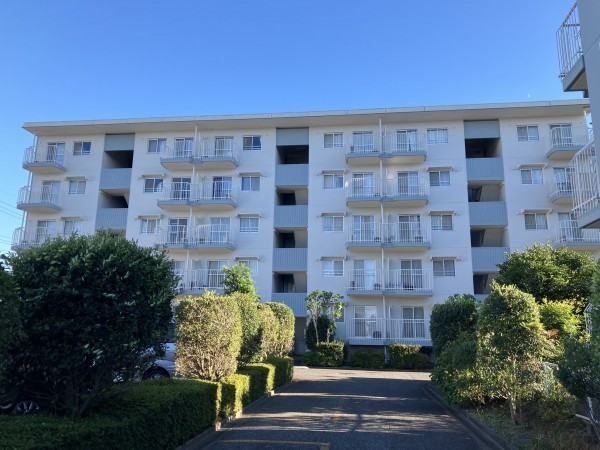 上尾市西宮下、マンションの外観画像です