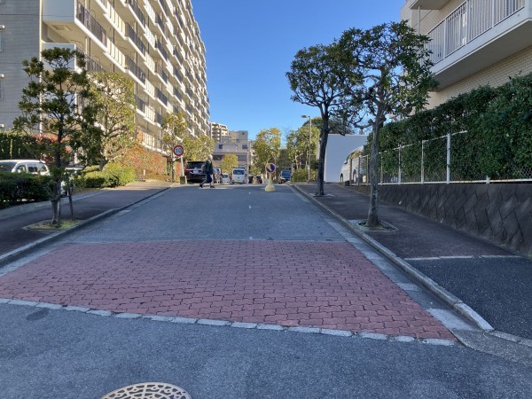 上尾市柏座、マンションの前面道路を含む現地写真画像です