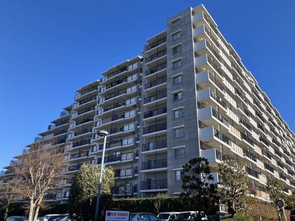 上尾市柏座、マンションの外観画像です