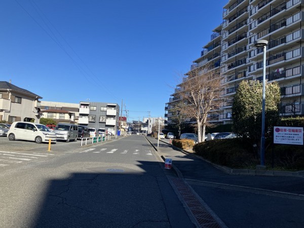 上尾市柏座、マンションの前面道路を含む現地写真画像です