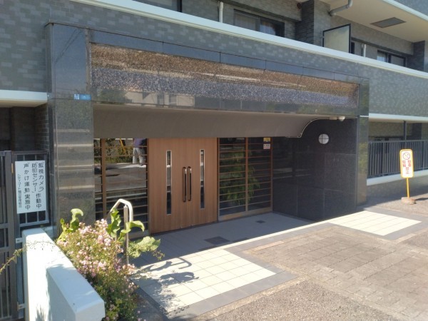 藤沢市鵠沼藤が谷、マンションのエントランス画像です