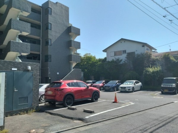 藤沢市鵠沼藤が谷、マンションの駐車場画像です