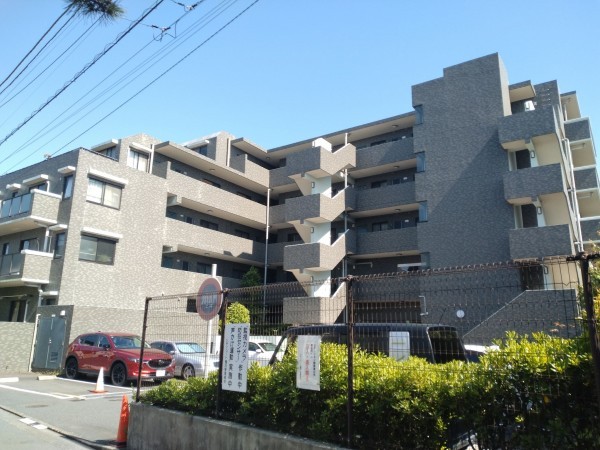 藤沢市鵠沼藤が谷、マンションの外観画像です