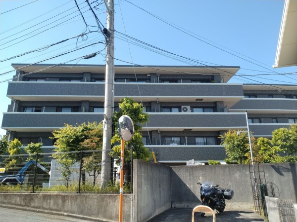藤沢市鵠沼藤が谷、マンションの外観画像です