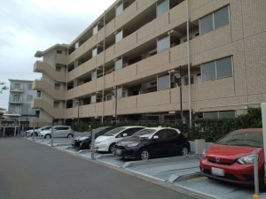 藤沢市鵠沼海岸、マンションの駐車場画像です