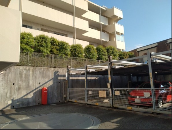 藤沢市片瀬、マンションの駐車場画像です