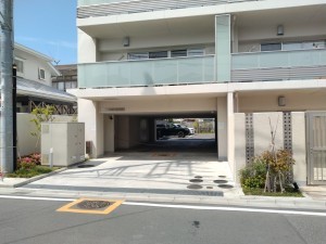 藤沢市鵠沼海岸、マンションの駐車場画像です