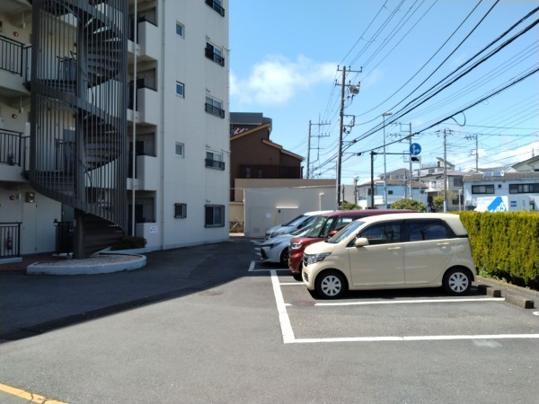 藤沢市羽鳥、マンションの駐車場画像です
