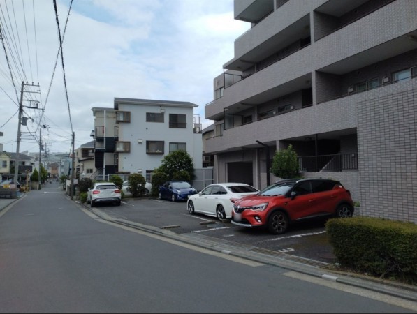藤沢市片瀬、マンションの駐車場画像です