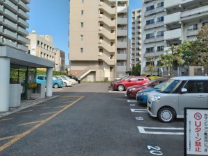 藤沢市鵠沼東、マンションの駐車場画像です