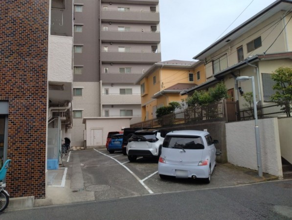 藤沢市鵠沼石上、マンションの駐車場画像です