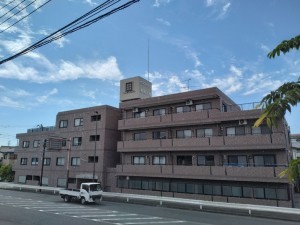 藤沢市城南、マンションの外観画像です