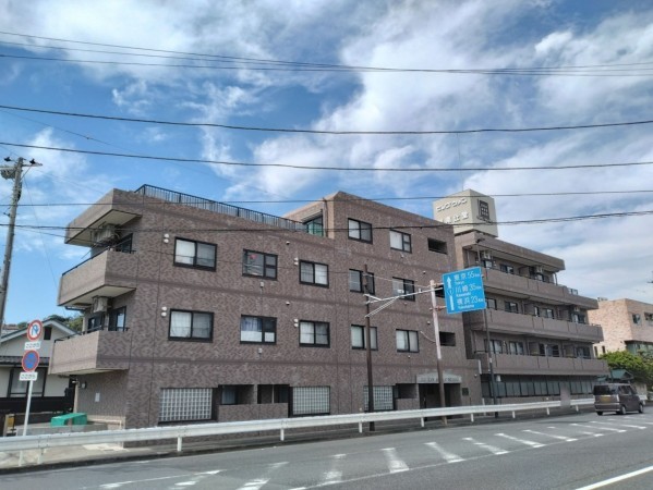 藤沢市城南、マンションの外観画像です