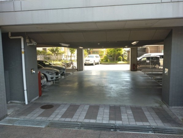 藤沢市羽鳥、マンションの駐車場画像です