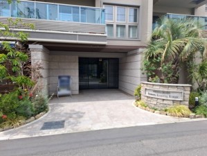 藤沢市鵠沼海岸、マンションのエントランス画像です