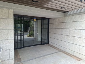 藤沢市鵠沼海岸、マンションのエントランス画像です