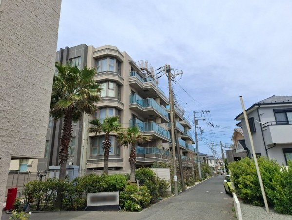 藤沢市鵠沼海岸、マンションの前面道路を含む現地写真画像です