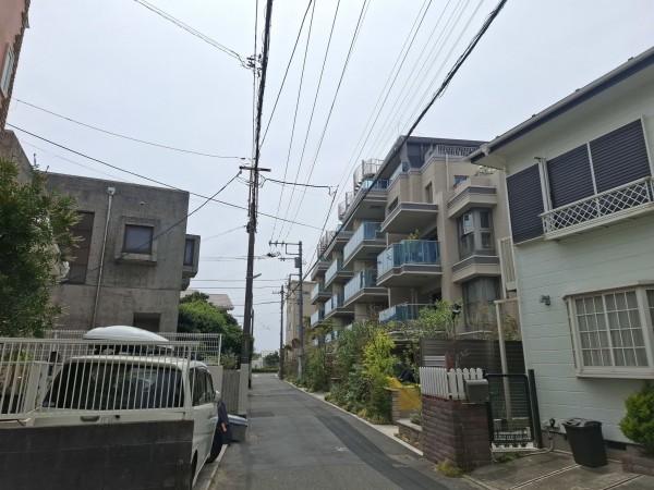 藤沢市鵠沼海岸、マンションの前面道路を含む現地写真画像です
